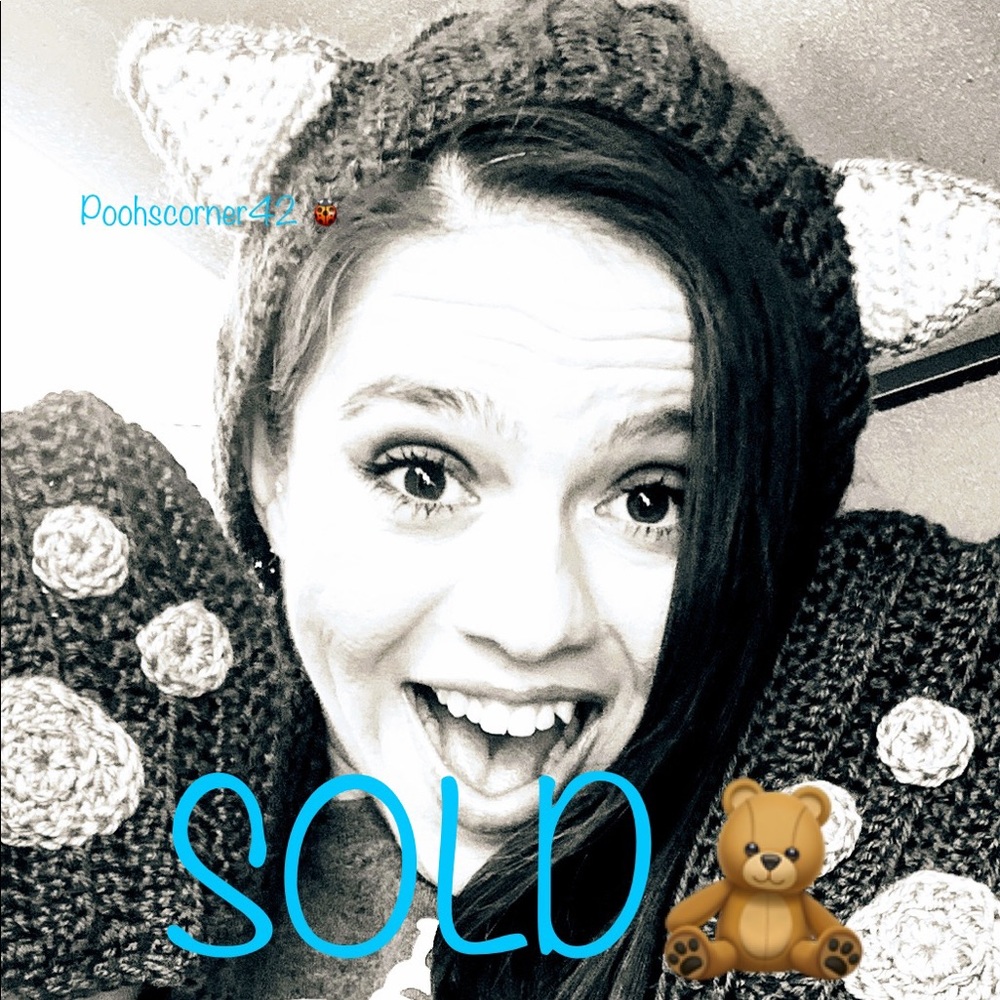 Crochet 🧶 Cat scarf with paws and pockets.